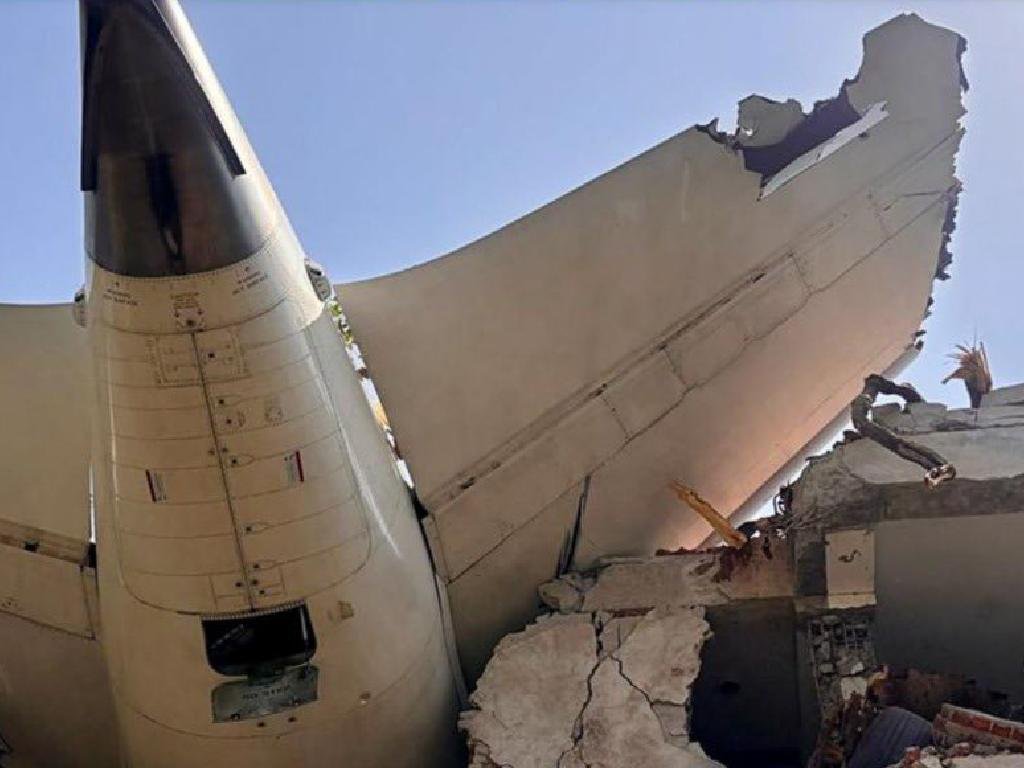 Avión de Air India con 244 personas se estrella poco después del despegue