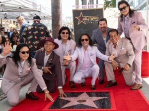 Los Bukis reciben su estrella en Hollywood y la dedican a los migrantes