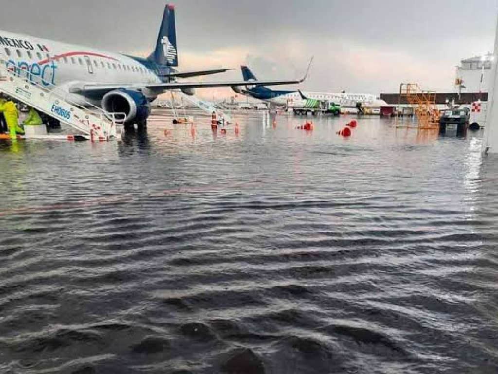AICM paralizado tres días por inundaciones; 19 mil pasajeros sin vuelo