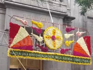 Hugo Aguilar promete una Suprema Corte diferente; adornan el Tribunal con arco floral