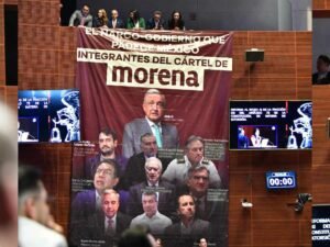 PRI exhibe manta en el Senado con leyenda “Cártel de Morena” y acusa a AMLO y líderes de Morena