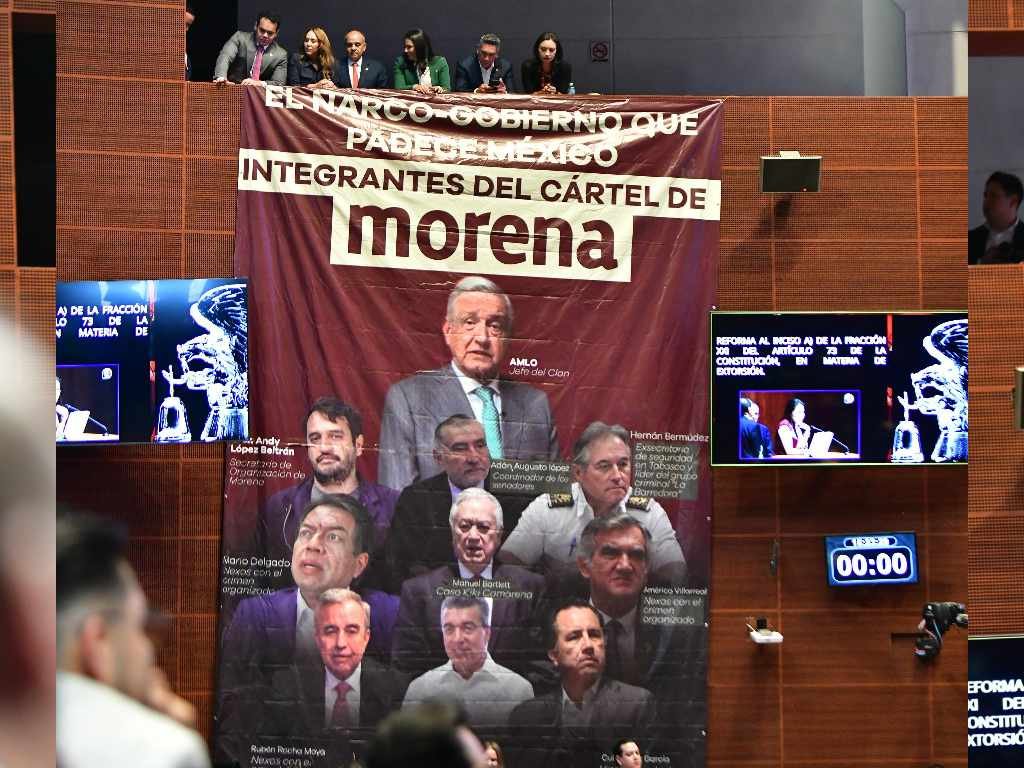PRI exhibe manta en el Senado con leyenda “Cártel de Morena” y acusa a AMLO y líderes de Morena