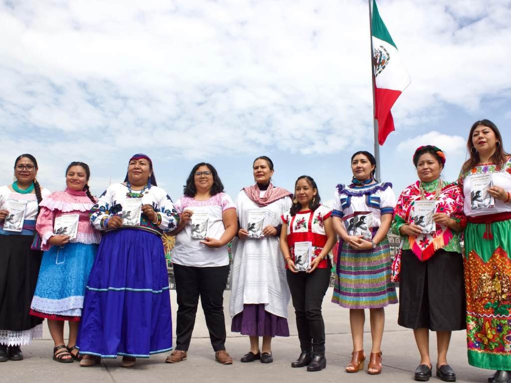 Gobierno federal presenta cartilla de derechos de las mujeres en 35 lenguas indígenas