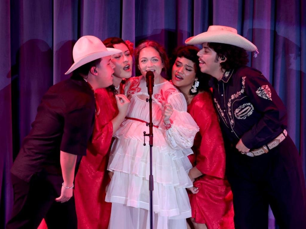 Natalia Lafourcade celebra siete meses de embarazo con un emotivo concierto en el Auditorio Nacional