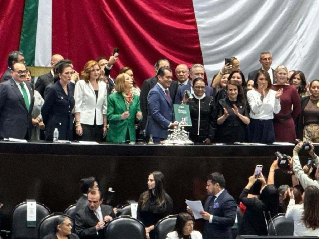 Rosa Icela Rodríguez entrega el primer informe de Sheinbaum a Diputados