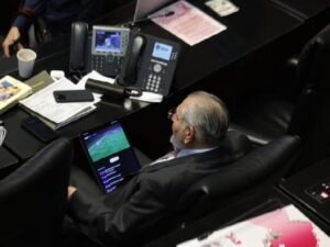 Adán Augusto ve el partido del Barça en plena comparecencia de Hacienda