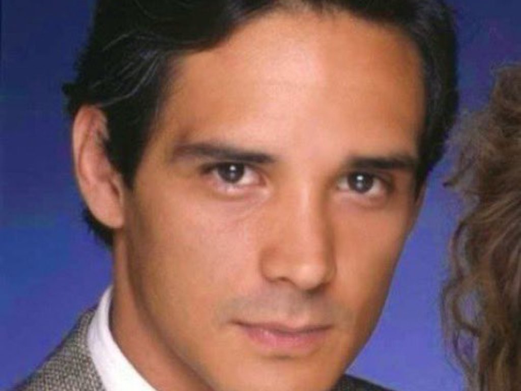 Vecinos de Roma y Condesa apoyan al actor Alejandro Landero en situación de calle con sus mascotas