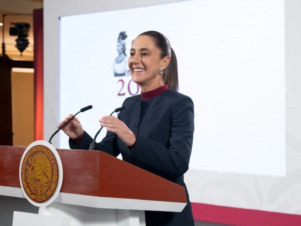 Sheinbaum crítica al feminismo de derecha y asegura que la 4T defiende a las mujeres y al pueblo