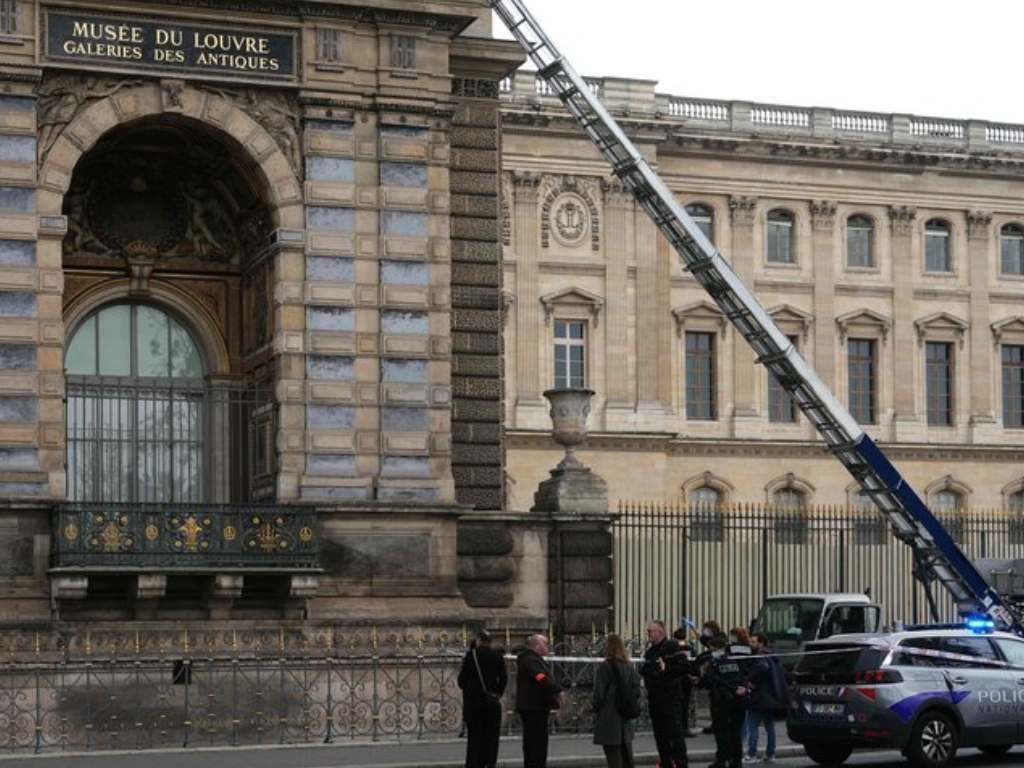 Robo millonario en el Museo del Louvre: sustraen joyas de la corona francesa valuadas en una cifra “incalculable”