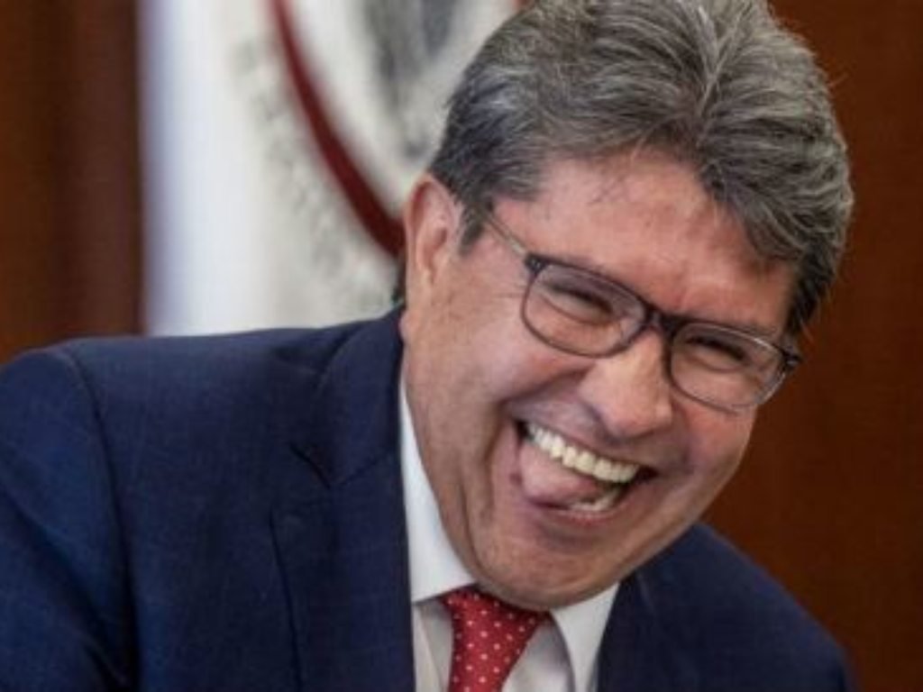 Monreal frena la ley anti-stickers y memes: “No va a pasar”