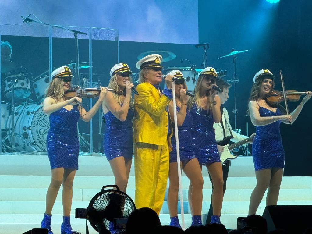 Rod Stewart conquista el Palacio de los Deportes con energía y nostalgia a sus 80 años