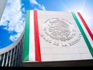 Senadores exhiben red de corrupción que involucra a trabajadores