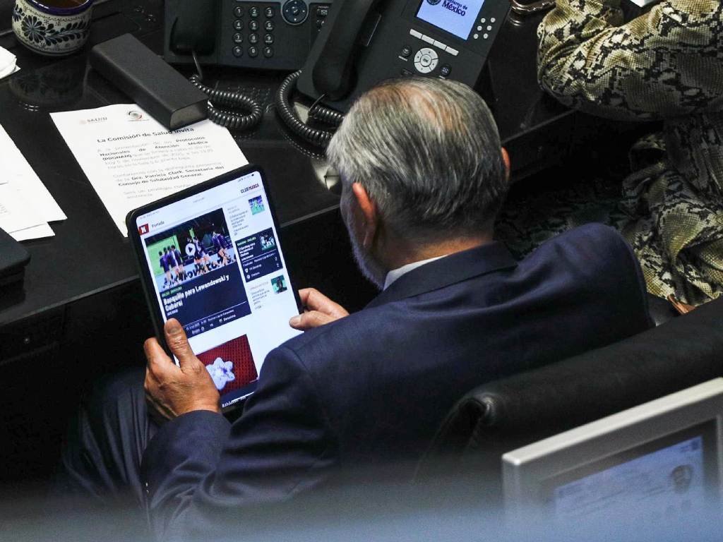 ¡Otra vez! Adán Augusto es sorprendido viendo fútbol durante una sesión en el Senado