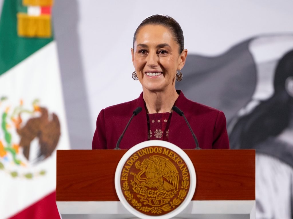 Sheinbaum señala que el neoliberalismo dejó sin apoyo a los jóvenes y niega que AMLO haya “abrazado” al crimen