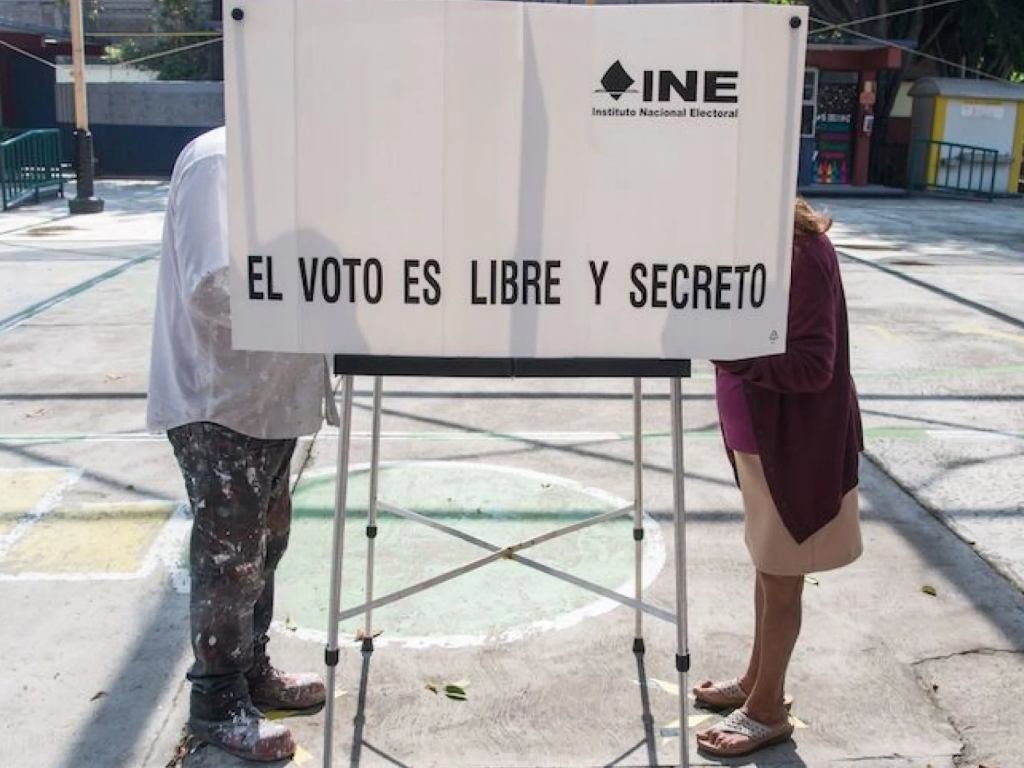 Morena impulsa unir elección de 2027 y revocación; acusan intento de manipular votos