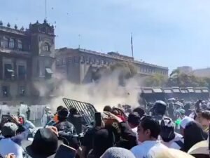 Lanzan humo a un grupo que intentó subir la valla de Palacio Nacional durante la marcha de la "Generación Z"