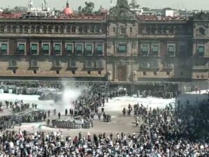 Encapuchados retiran vallas de Palacio Nacional en la marcha de la "Generación Z"; policías lanzan humo, piedras y petardos