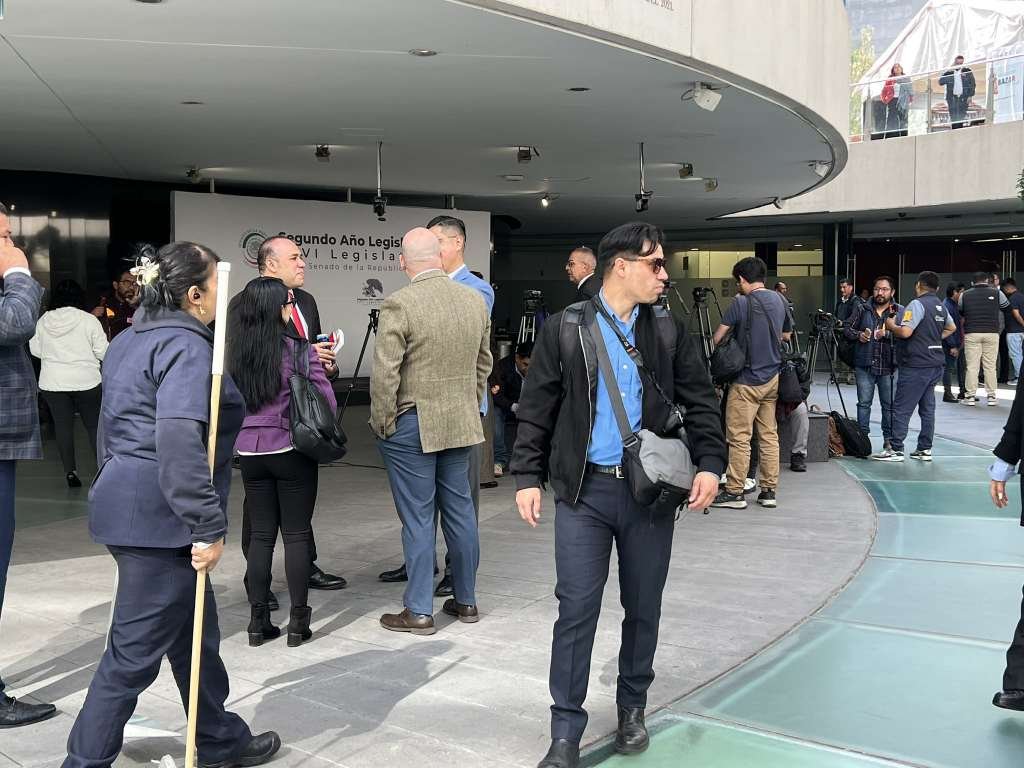 Senado impide el acceso a periodistas y bloquea entradas tras la presunta renuncia de Gertz