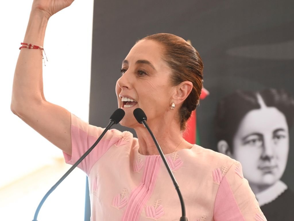 Sheinbaum recorre Sinaloa con fuerte dispositivo de seguridad y asegura que “no están solos”